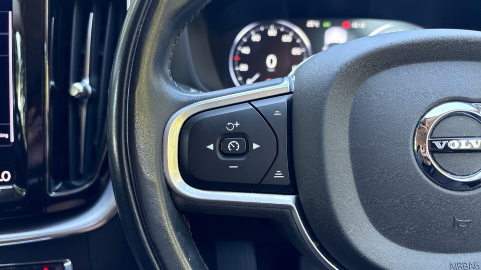 Volvo XC60 2.0 B4D Momentum 5dr Geartronic Diesel Estate - Image 38