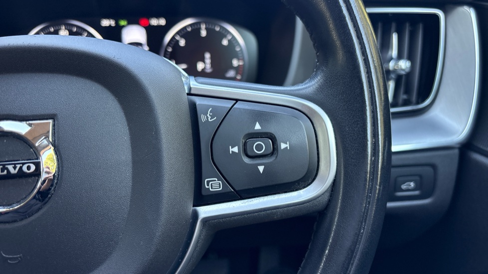 Volvo XC60 2.0 B4D Momentum 5dr Geartronic Diesel Estate - Image 39