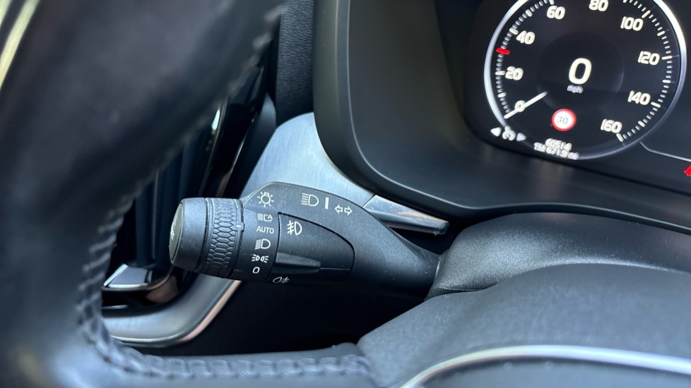 Volvo XC60 2.0 B4D Momentum 5dr Geartronic Diesel Estate - Image 41