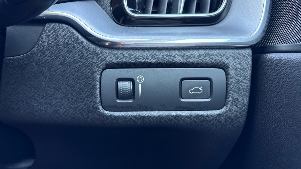 Volvo XC60 2.0 B4D Momentum 5dr Geartronic Diesel Estate - Image 42