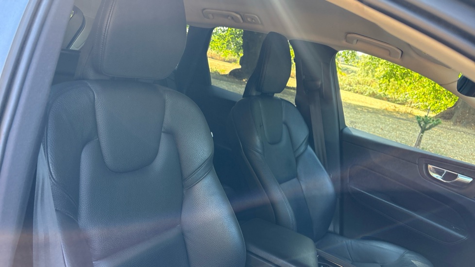 Volvo XC60 2.0 B4D Momentum 5dr Geartronic Diesel Estate - Image 46