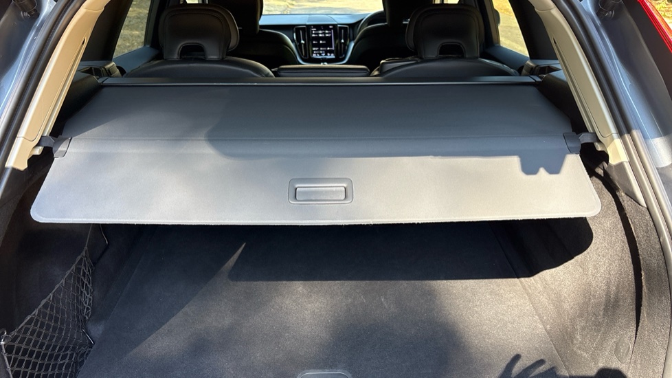 Volvo XC60 2.0 B4D Momentum 5dr Geartronic Diesel Estate - Image 49
