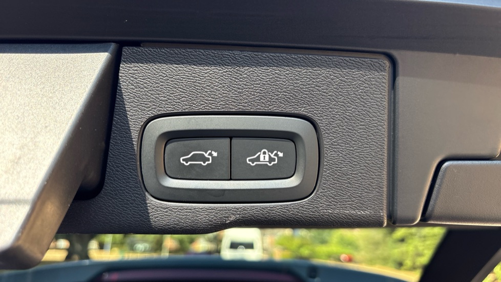 Volvo XC60 2.0 B4D Momentum 5dr Geartronic Diesel Estate - Image 50