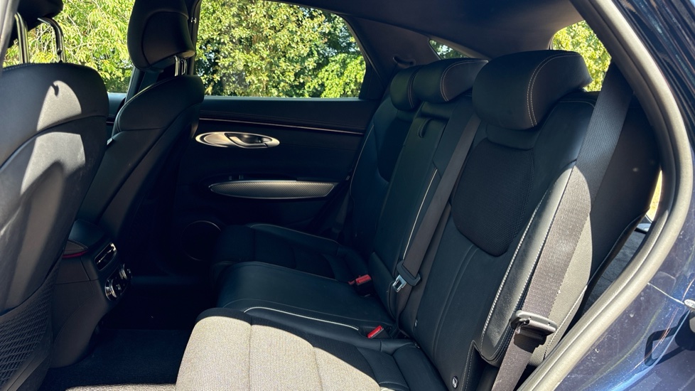 Genesis Gv70 2.2D Sport Line 5dr Auto AWD Diesel Estate - Image 16