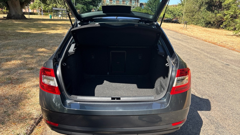 Skoda Octavia 1.5 TSI SE L 5dr DSG Petrol Hatchback - Image 4