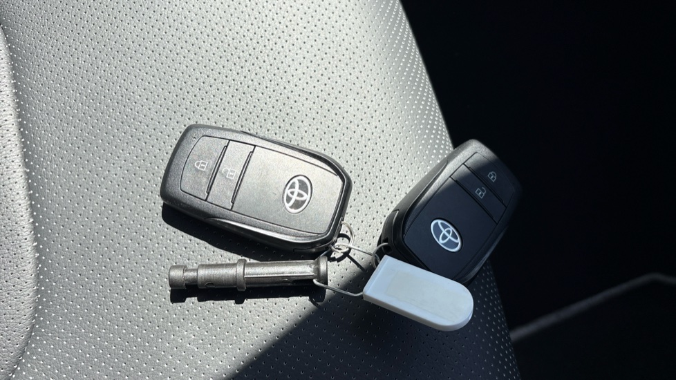 Toyota Corolla 2.0 Hybrid Excel 5dr CVT Hybrid Hatchback - Image 20