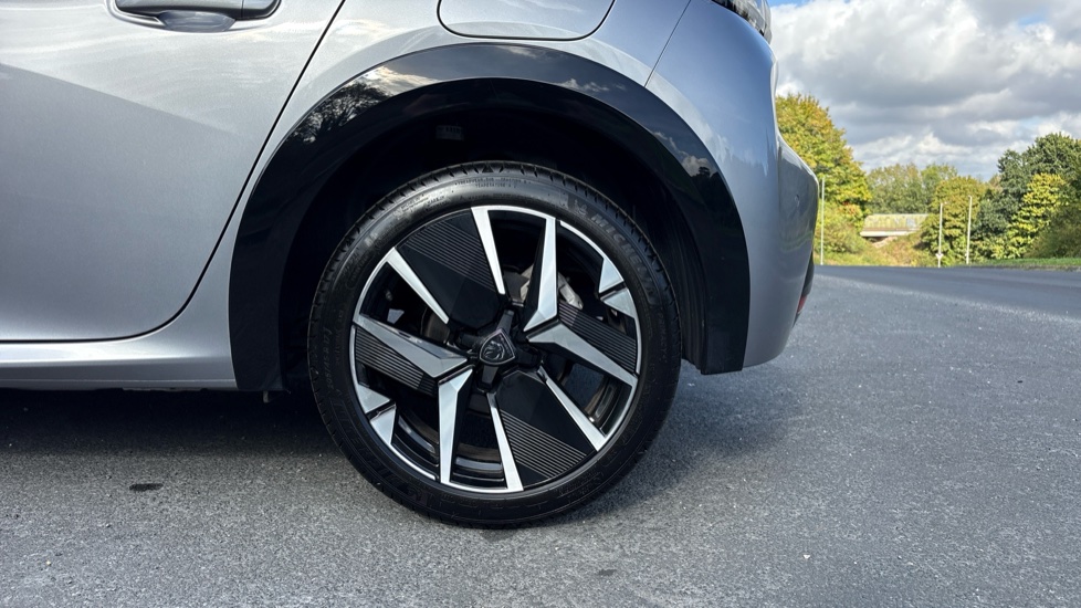 Peugeot 208 1.2 Hybrid 136 GT 5dr e-DSC6 Petrol Hatchback - Image 7