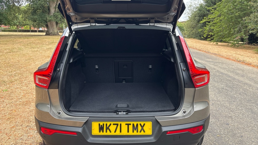 Volvo XC40 2.0 B4P R DESIGN 5dr Auto Petrol Estate - Image 4