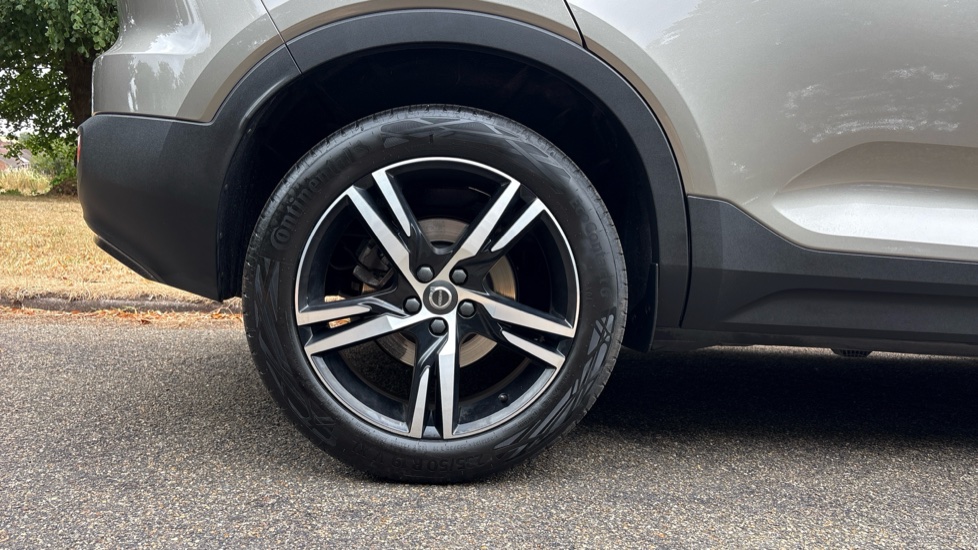Volvo XC40 2.0 B4P R DESIGN 5dr Auto Petrol Estate - Image 7
