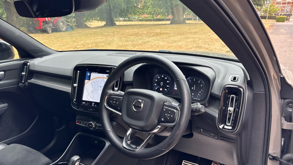 Volvo XC40 2.0 B4P R DESIGN 5dr Auto Petrol Estate - Image 11