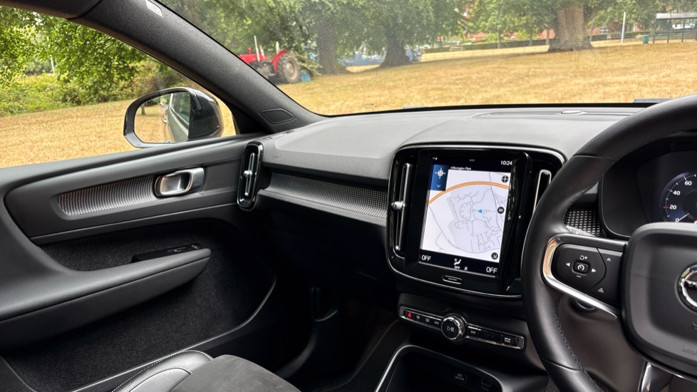 Volvo XC40 2.0 B4P R DESIGN 5dr Auto Petrol Estate - Image 14