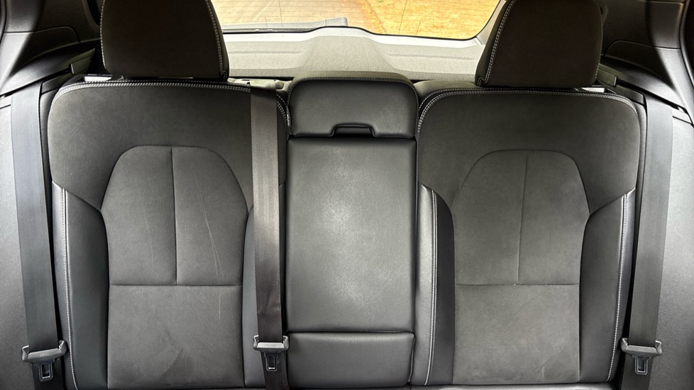 Volvo XC40 2.0 B4P R DESIGN 5dr Auto Petrol Estate - Image 15