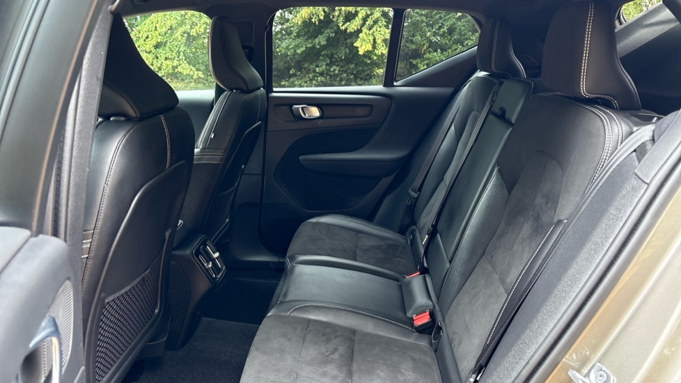 Volvo XC40 2.0 B4P R DESIGN 5dr Auto Petrol Estate - Image 16