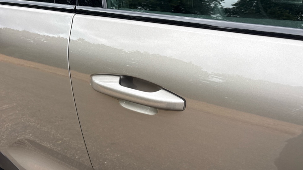 Volvo XC40 2.0 B4P R DESIGN 5dr Auto Petrol Estate - Image 24