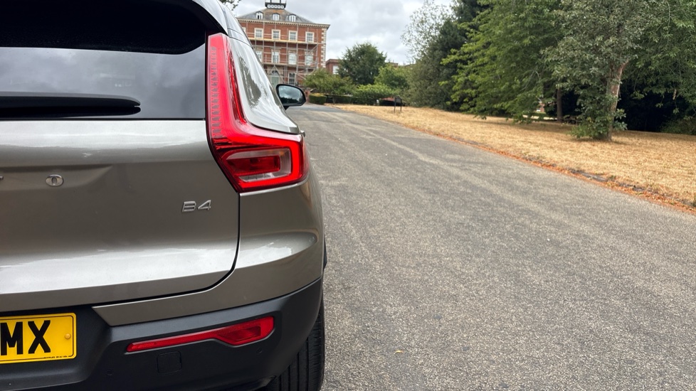 Volvo XC40 2.0 B4P R DESIGN 5dr Auto Petrol Estate - Image 27