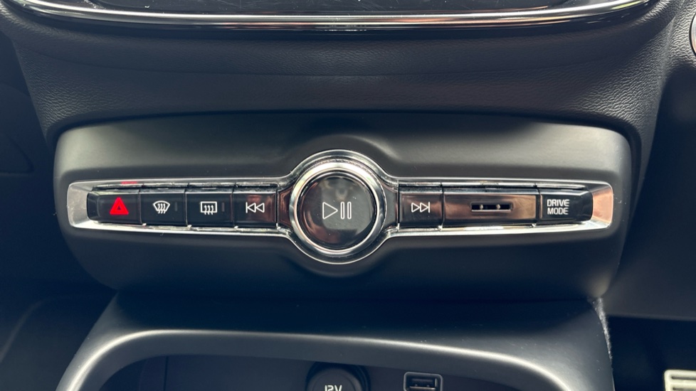 Volvo XC40 2.0 B4P R DESIGN 5dr Auto Petrol Estate - Image 33