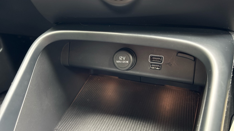 Volvo XC40 2.0 B4P R DESIGN 5dr Auto Petrol Estate - Image 34