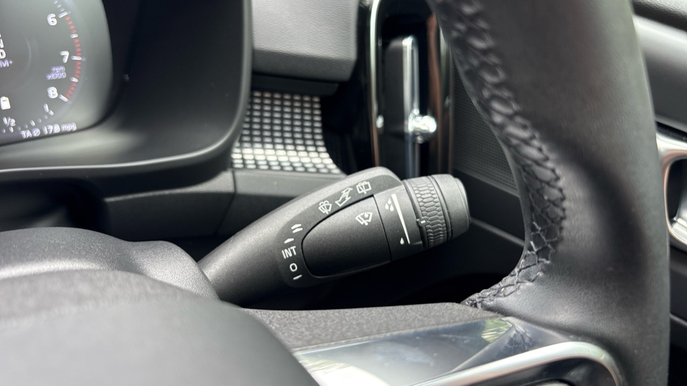 Volvo XC40 2.0 B4P R DESIGN 5dr Auto Petrol Estate - Image 37