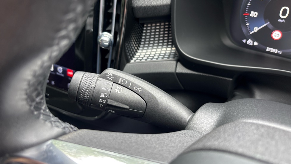 Volvo XC40 2.0 B4P R DESIGN 5dr Auto Petrol Estate - Image 38