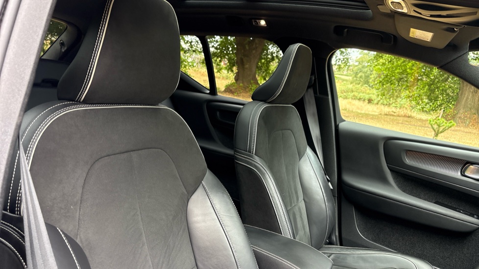 Volvo XC40 2.0 B4P R DESIGN 5dr Auto Petrol Estate - Image 40