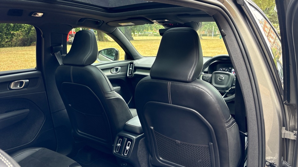 Volvo XC40 2.0 B4P R DESIGN 5dr Auto Petrol Estate - Image 42