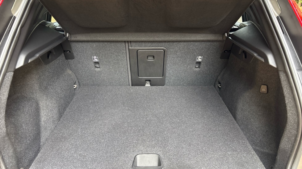 Volvo XC40 2.0 B4P R DESIGN 5dr Auto Petrol Estate - Image 44