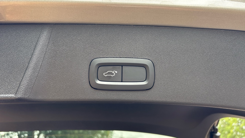 Volvo XC40 2.0 B4P R DESIGN 5dr Auto Petrol Estate - Image 45