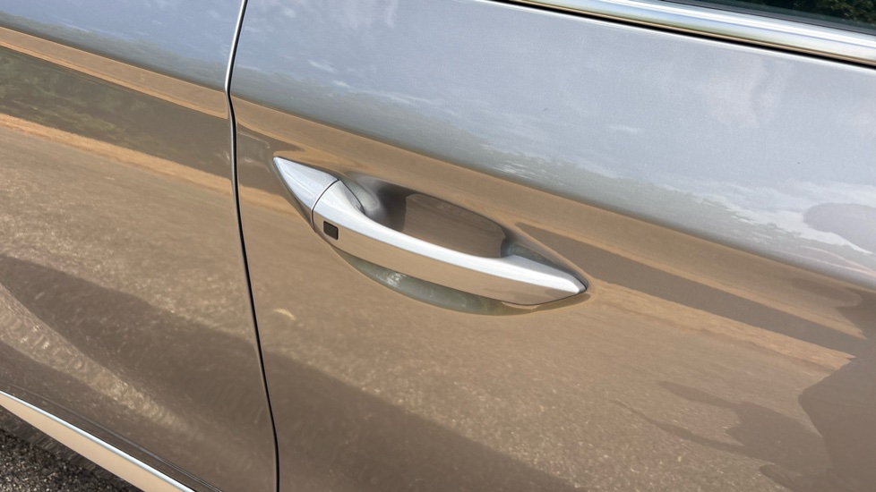 Hyundai IONIQ 1.6 GDi Hybrid Premium 5dr DCT Hybrid Hatchback - Image 25