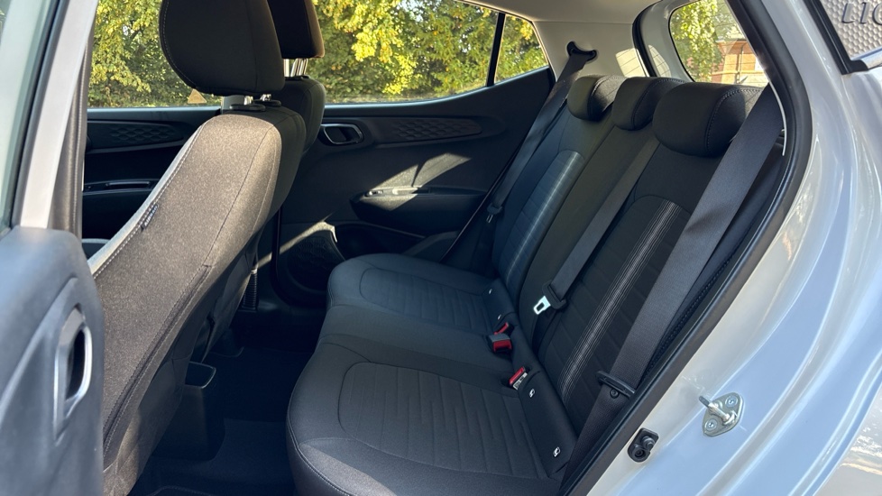Hyundai i10 1.0 [63] Advance 5dr [Nav] Petrol Hatchback - Image 16