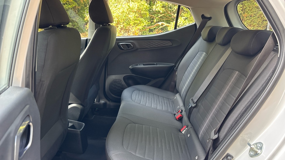 Hyundai i10 1.0 [63] Advance 5dr [Nav] Petrol Hatchback - Image 16