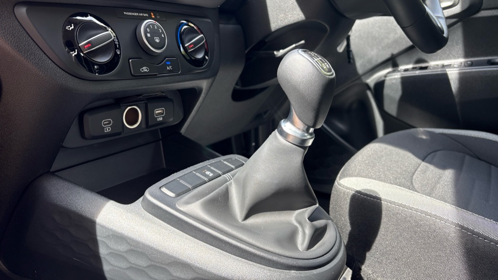 Hyundai i10 1.0 [63] Advance 5dr [Nav] Petrol Hatchback - Image 13