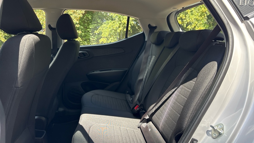 Hyundai i10 1.0 [63] Advance 5dr [Nav] Petrol Hatchback - Image 16