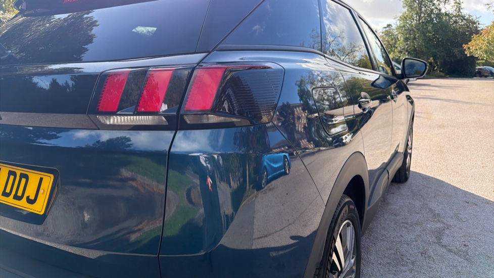 Peugeot 3008 1.2 PureTech Active 5dr EAT8 Petrol Estate - Image 23