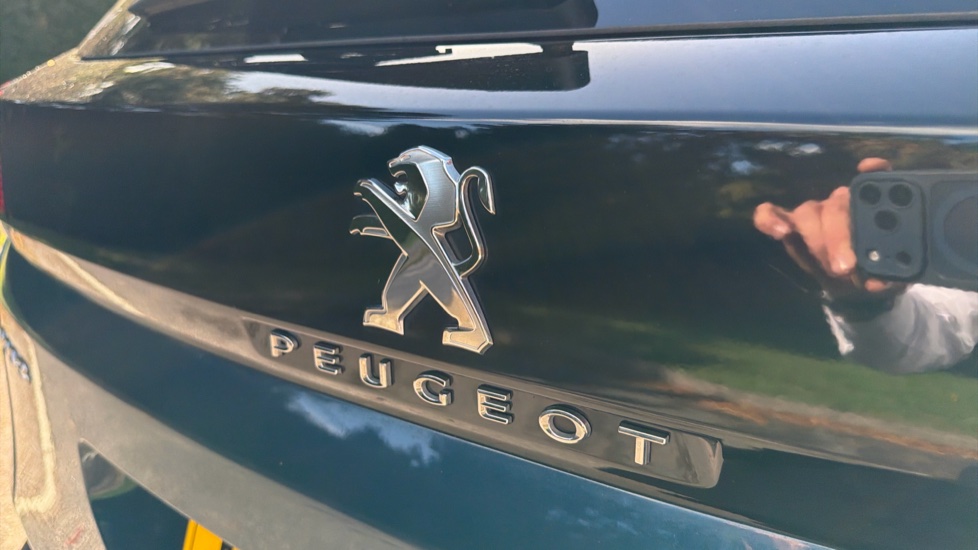 Peugeot 3008 1.2 PureTech Active 5dr EAT8 Petrol Estate - Image 25