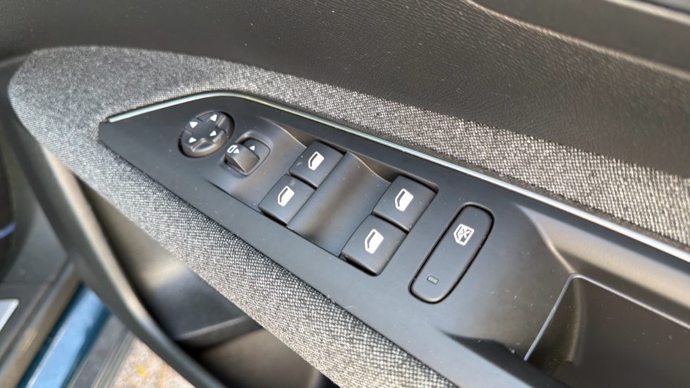 Peugeot 3008 1.2 PureTech Active 5dr EAT8 Petrol Estate - Image 37