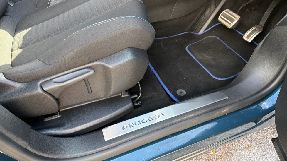 Peugeot 3008 1.2 PureTech Active 5dr EAT8 Petrol Estate - Image 38