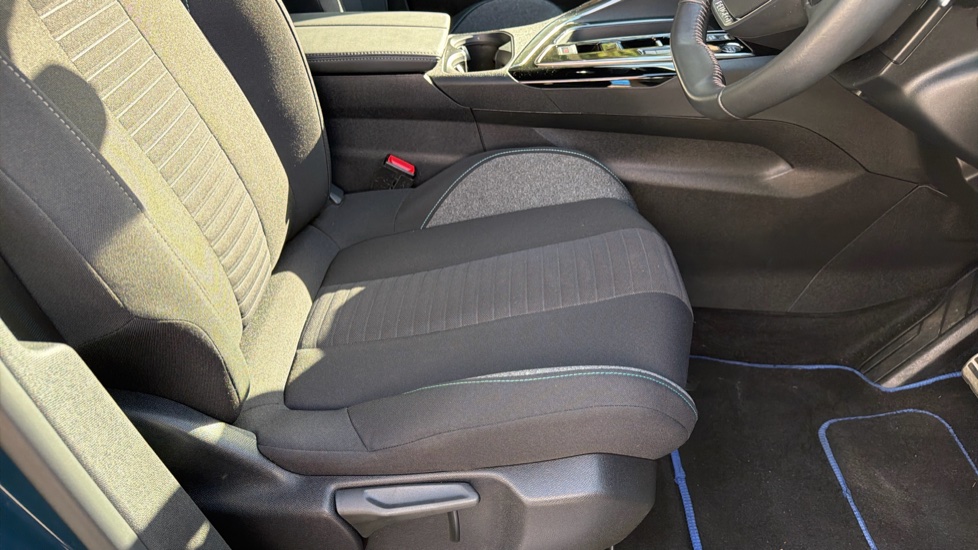 Peugeot 3008 1.2 PureTech Active 5dr EAT8 Petrol Estate - Image 39