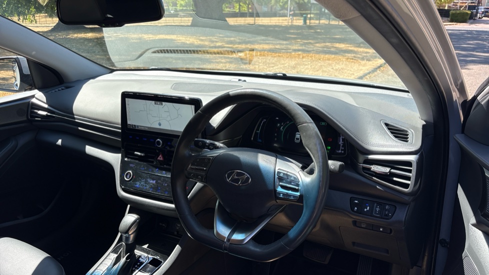 Hyundai IONIQ 1.6 GDi Hybrid Premium SE 5dr DCT Hybrid Hatchback - Image 11