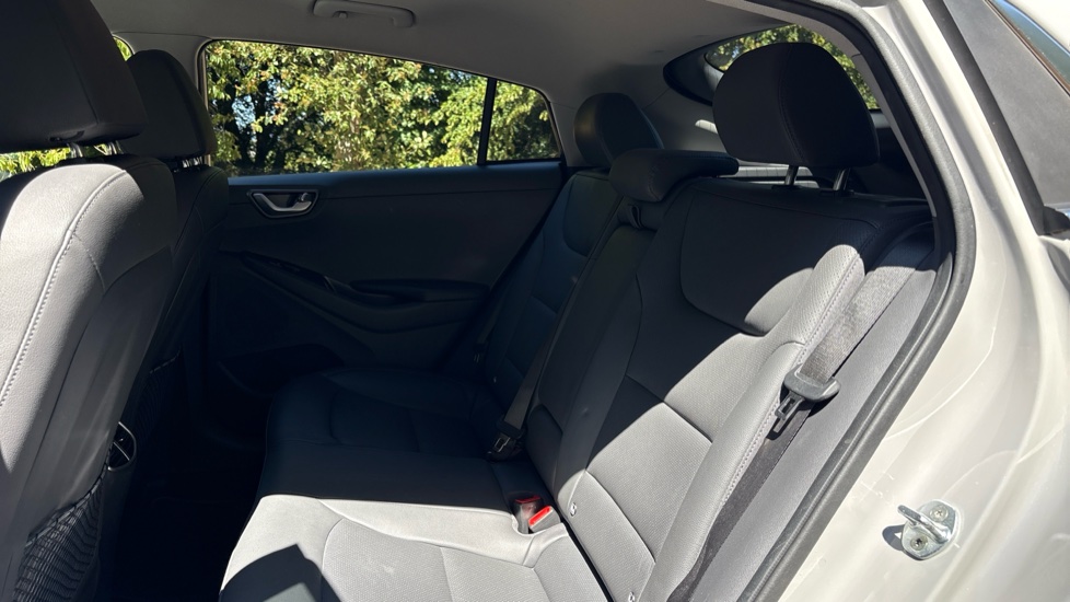 Hyundai IONIQ 1.6 GDi Hybrid Premium SE 5dr DCT Hybrid Hatchback - Image 16