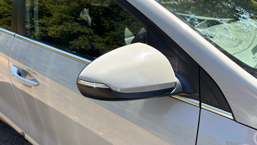 Hyundai IONIQ 1.6 GDi Hybrid Premium SE 5dr DCT Hybrid Hatchback - Image 24