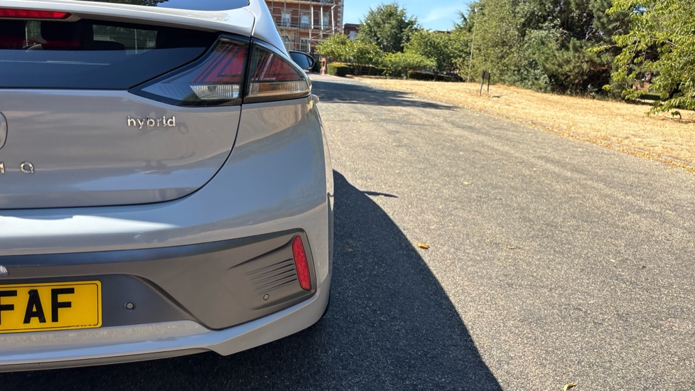 Hyundai IONIQ 1.6 GDi Hybrid Premium SE 5dr DCT Hybrid Hatchback - Image 28
