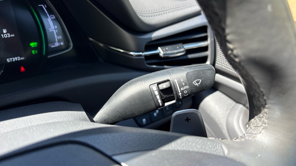 Hyundai IONIQ 1.6 GDi Hybrid Premium SE 5dr DCT Hybrid Hatchback - Image 39