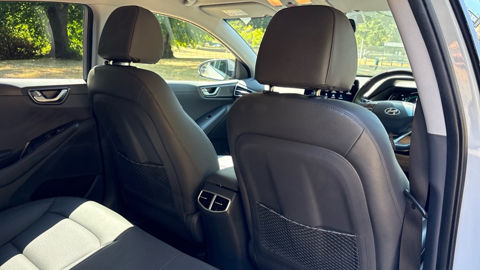 Hyundai IONIQ 1.6 GDi Hybrid Premium SE 5dr DCT Hybrid Hatchback - Image 45