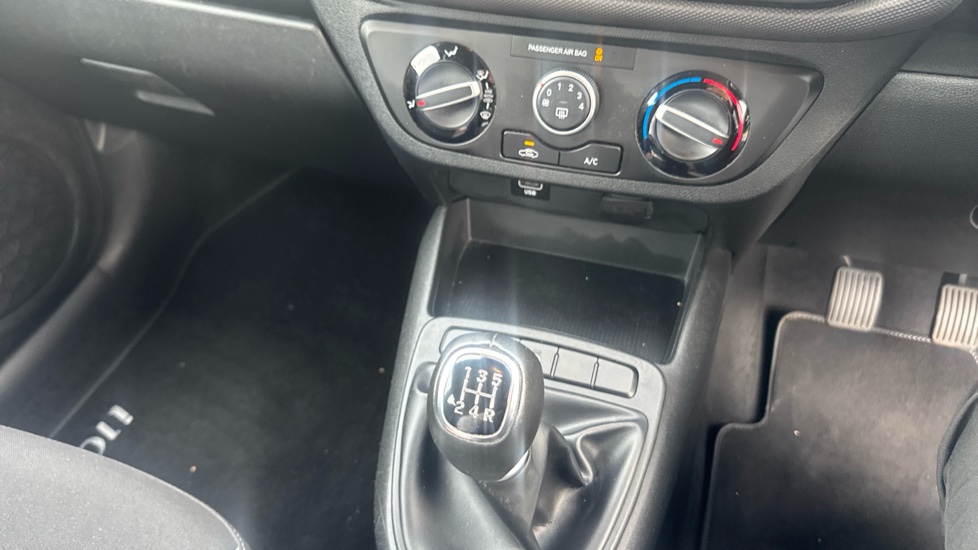 Hyundai i10 1.0 MPi SE Connect 5dr Petrol Hatchback - Image 13