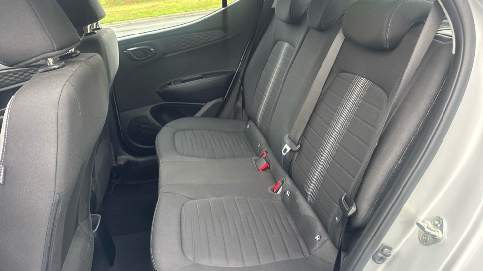 Hyundai i10 1.0 MPi SE Connect 5dr Petrol Hatchback - Image 16