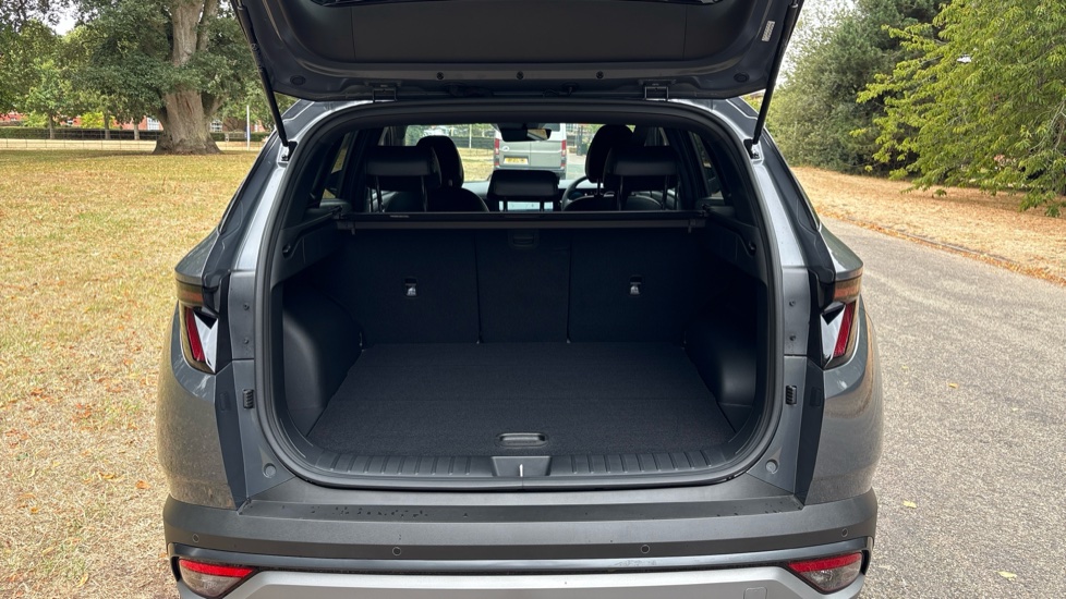 Hyundai TUCSON 1.6T 239 Hybrid Black Line 5dr Auto Hybrid Estate - Image 4