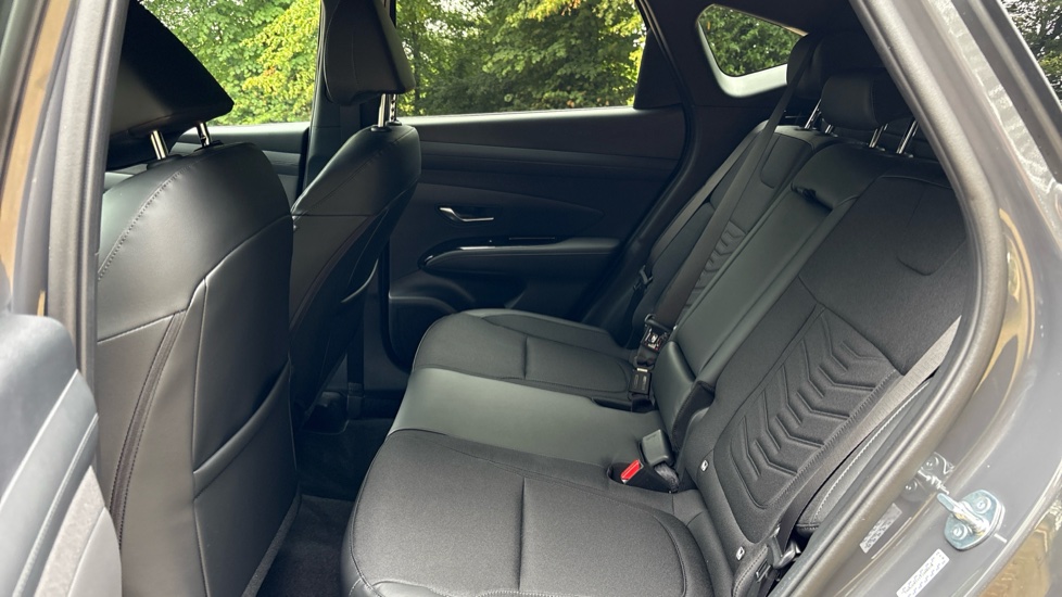 Hyundai TUCSON 1.6T 239 Hybrid Black Line 5dr Auto Hybrid Estate - Image 16