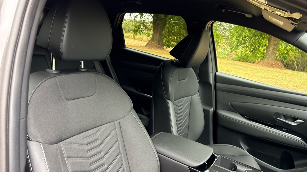 Hyundai TUCSON 1.6T 239 Hybrid Black Line 5dr Auto Hybrid Estate - Image 45