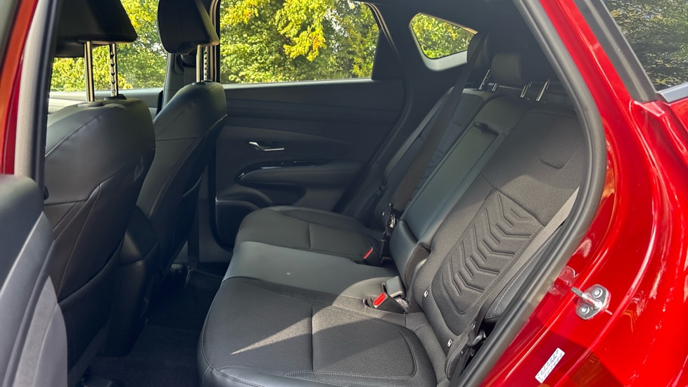 Hyundai TUCSON 1.6T 239 Hybrid Black Line 5dr Auto Hybrid Estate - Image 16