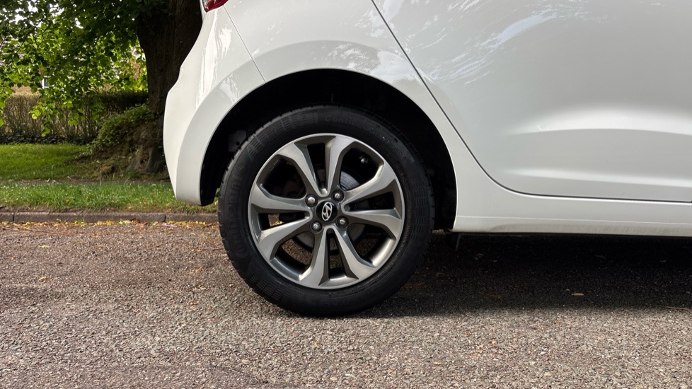Hyundai i10 1.0 Play 5dr Petrol Hatchback - Image 7